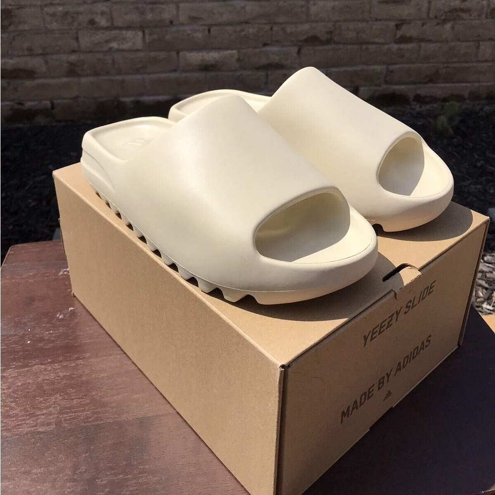 Yeezy Slides Bone Sz 7M / 7.5 womens